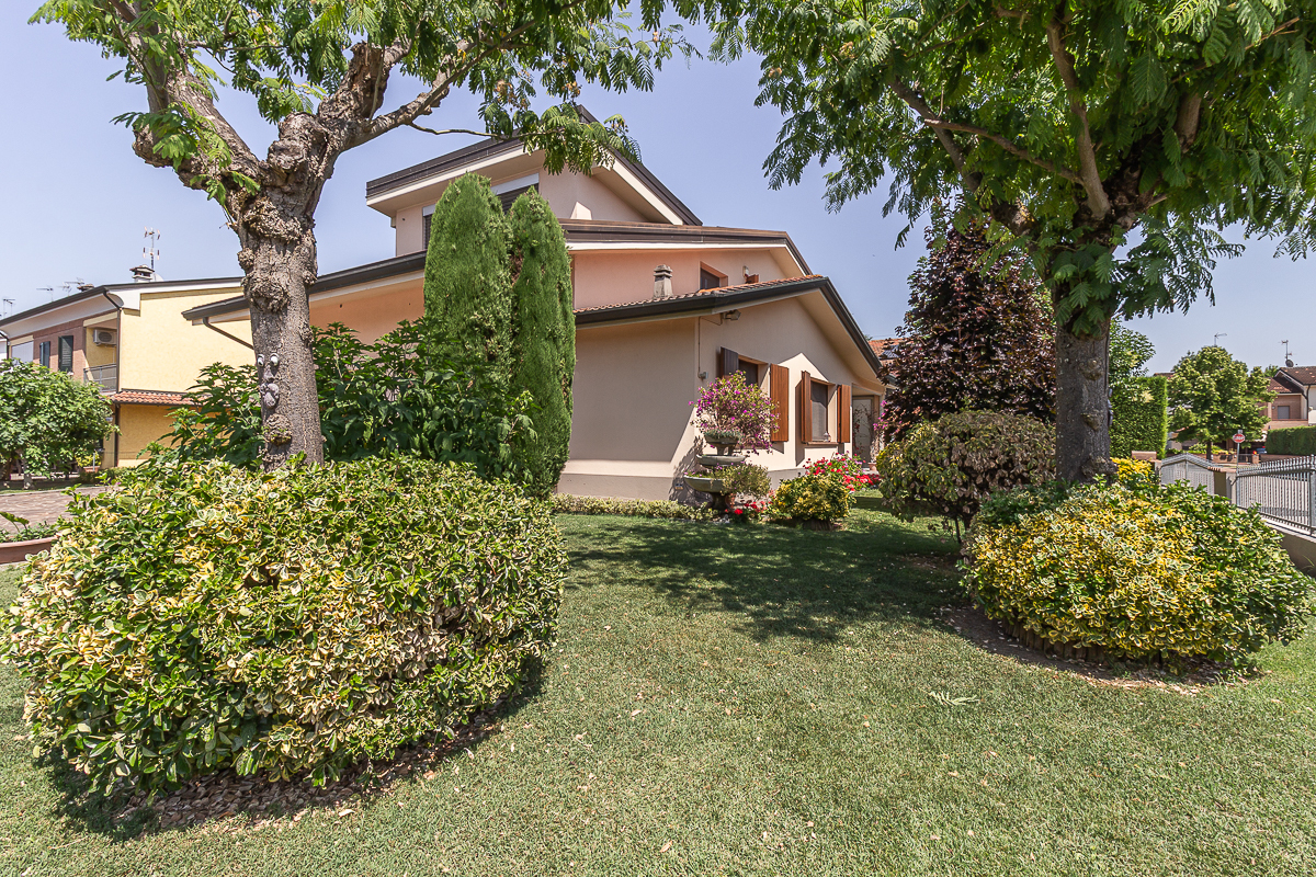 Villa con giardino in via claudio gallerani 2, Terre del Reno