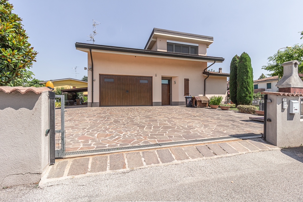 Villa con giardino in via claudio gallerani 2, Terre del Reno