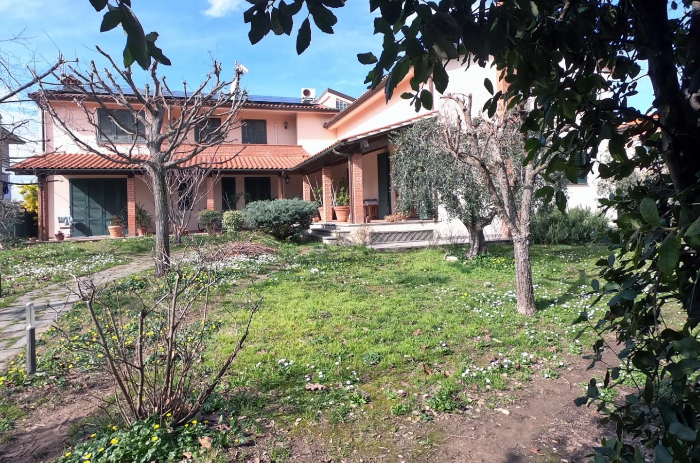 Villa con giardino, Vecchiano nodica