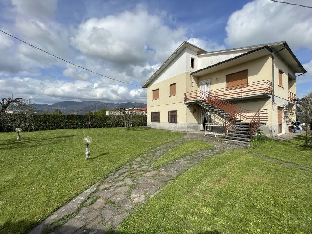 Villa Bifamiliare con giardino, Capannori lammari