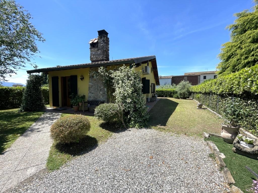Villa con giardino, Lucca cappella