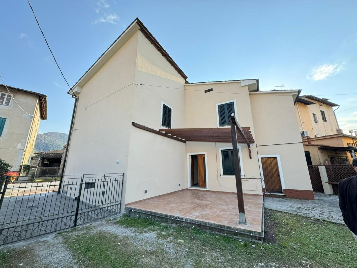 Casa indipendente con giardino, Lucca montuolo