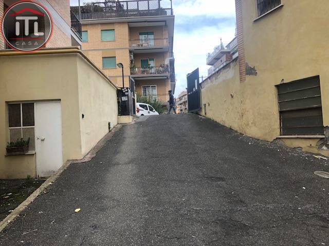 Locale commerciale in vendita a Roma, Pineta Sacchetti