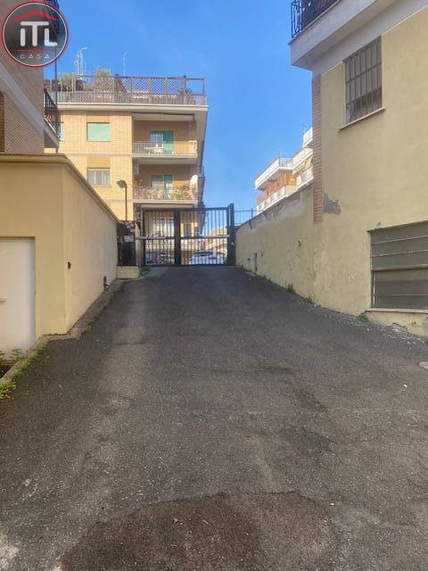 Locale commerciale in vendita a Roma, Pineta Sacchetti