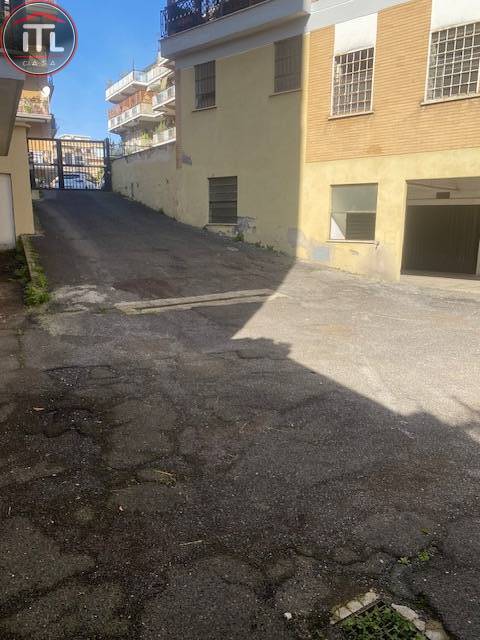 Locale commerciale in vendita a Roma, Pineta Sacchetti