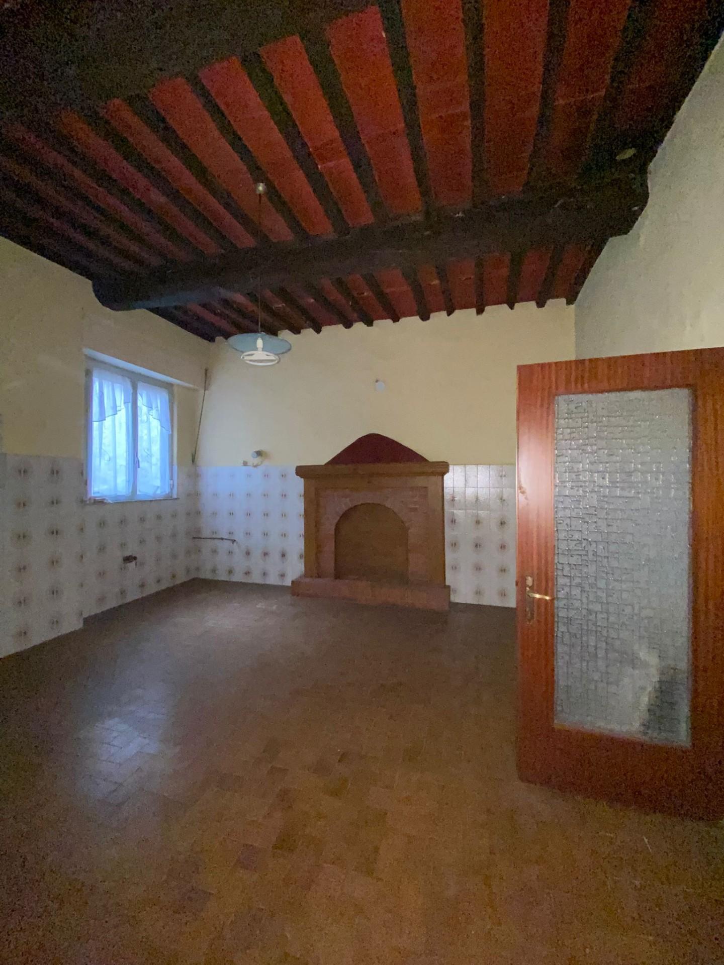 Bilocale da ristrutturare, Bagni di Lucca scesta