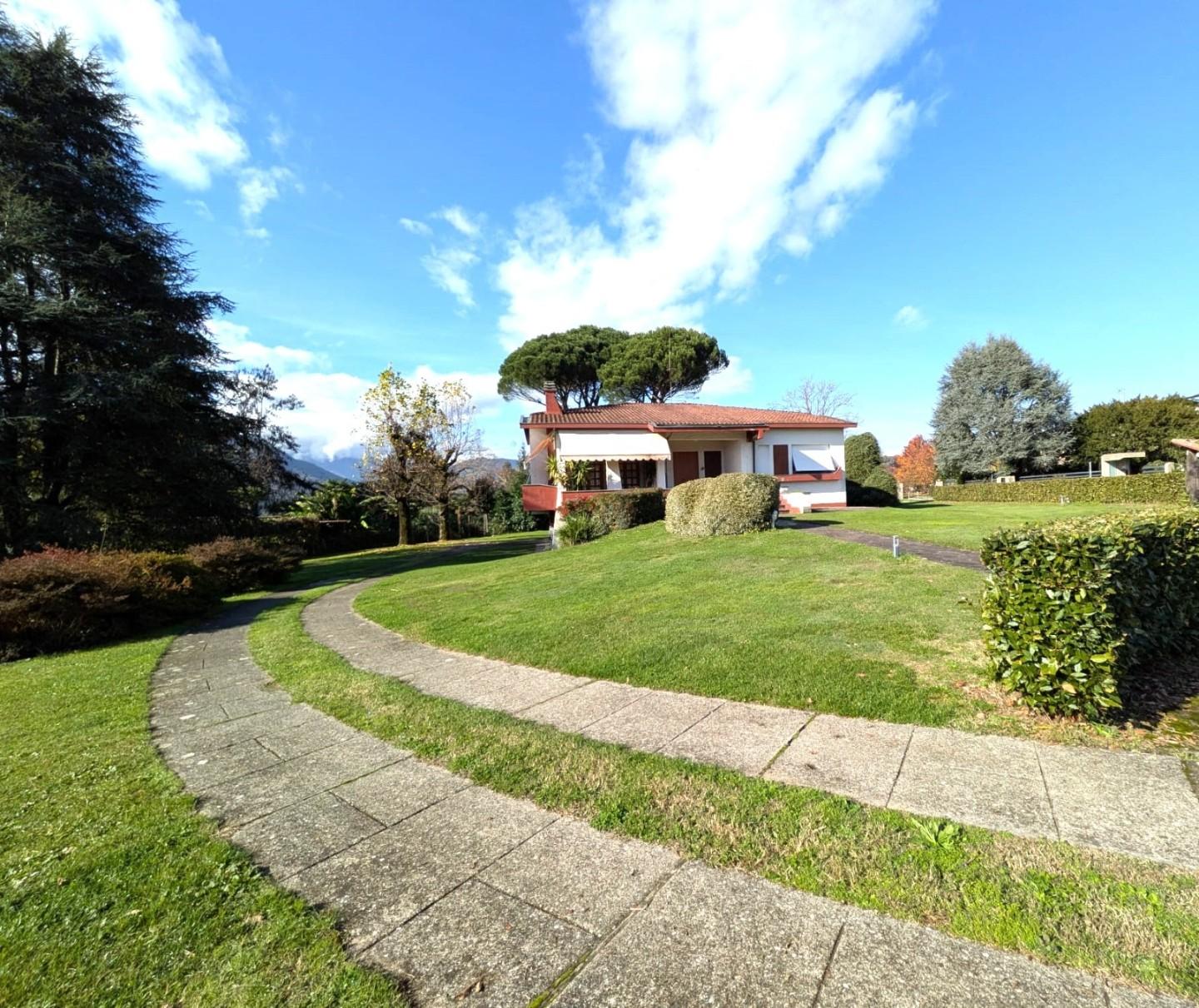 Villa con giardino, Barga filecchio