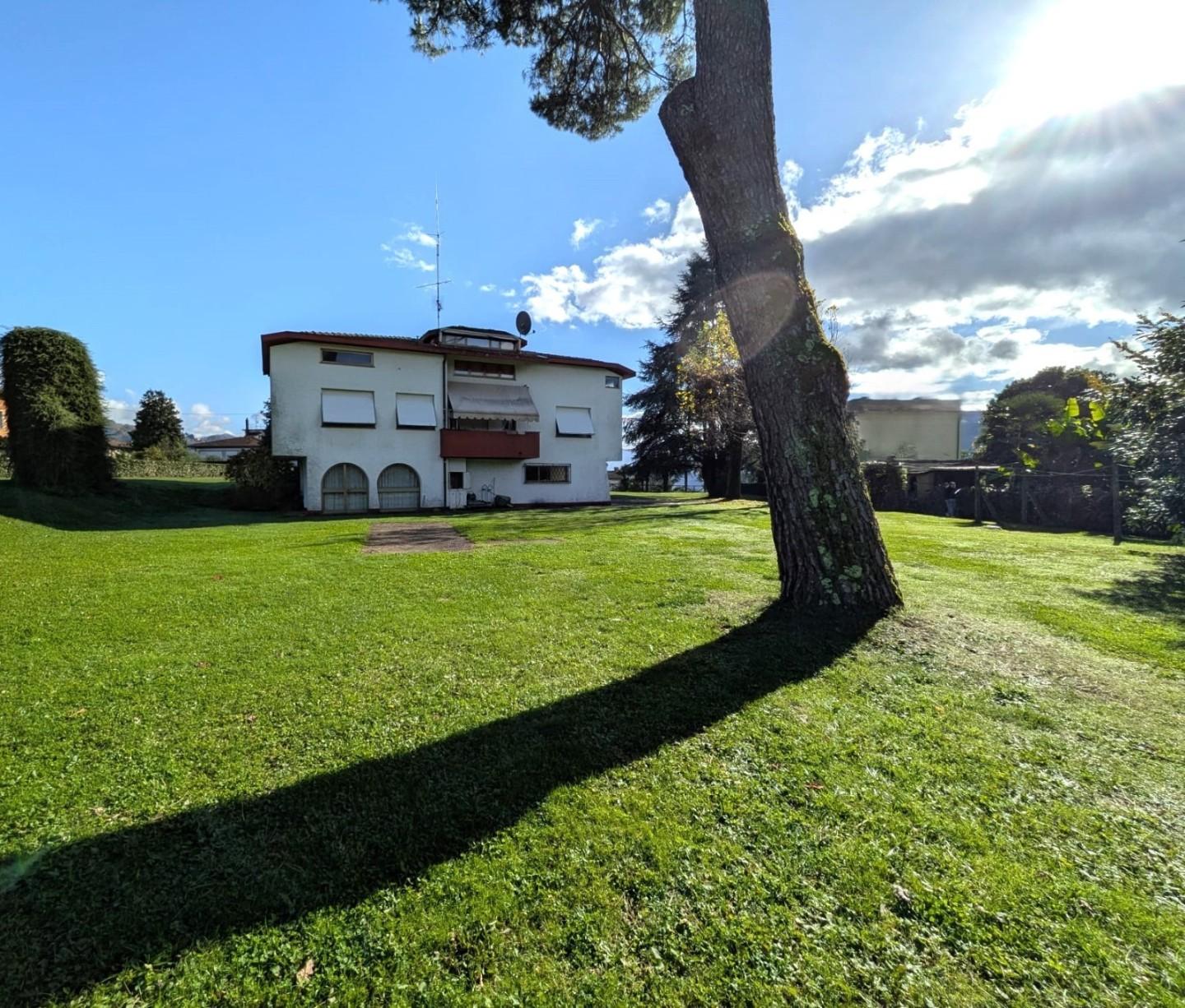 Villa con giardino, Barga filecchio