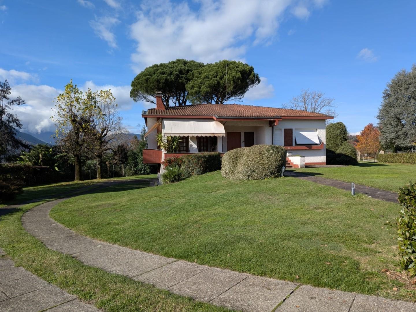 Villa con giardino, Barga filecchio