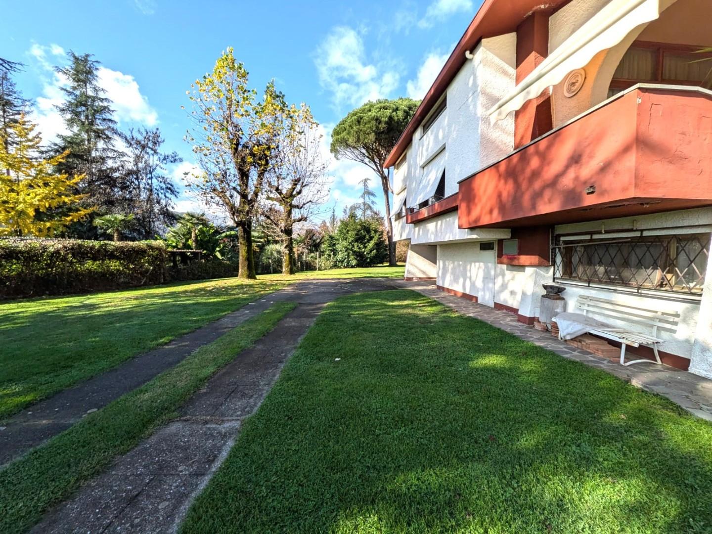 Villa con giardino, Barga filecchio