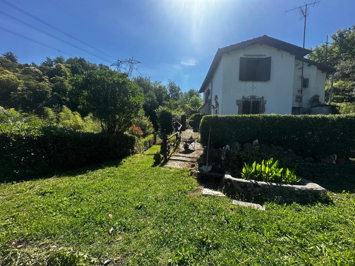 Rustico con giardino, Gallicano cardoso