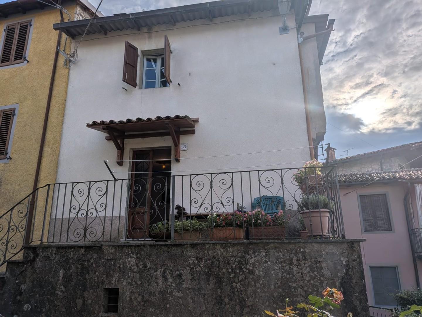Casa indipendente con giardino, Molazzana sassi