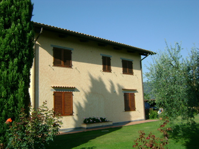Casa indipendente con giardino a Ameglia