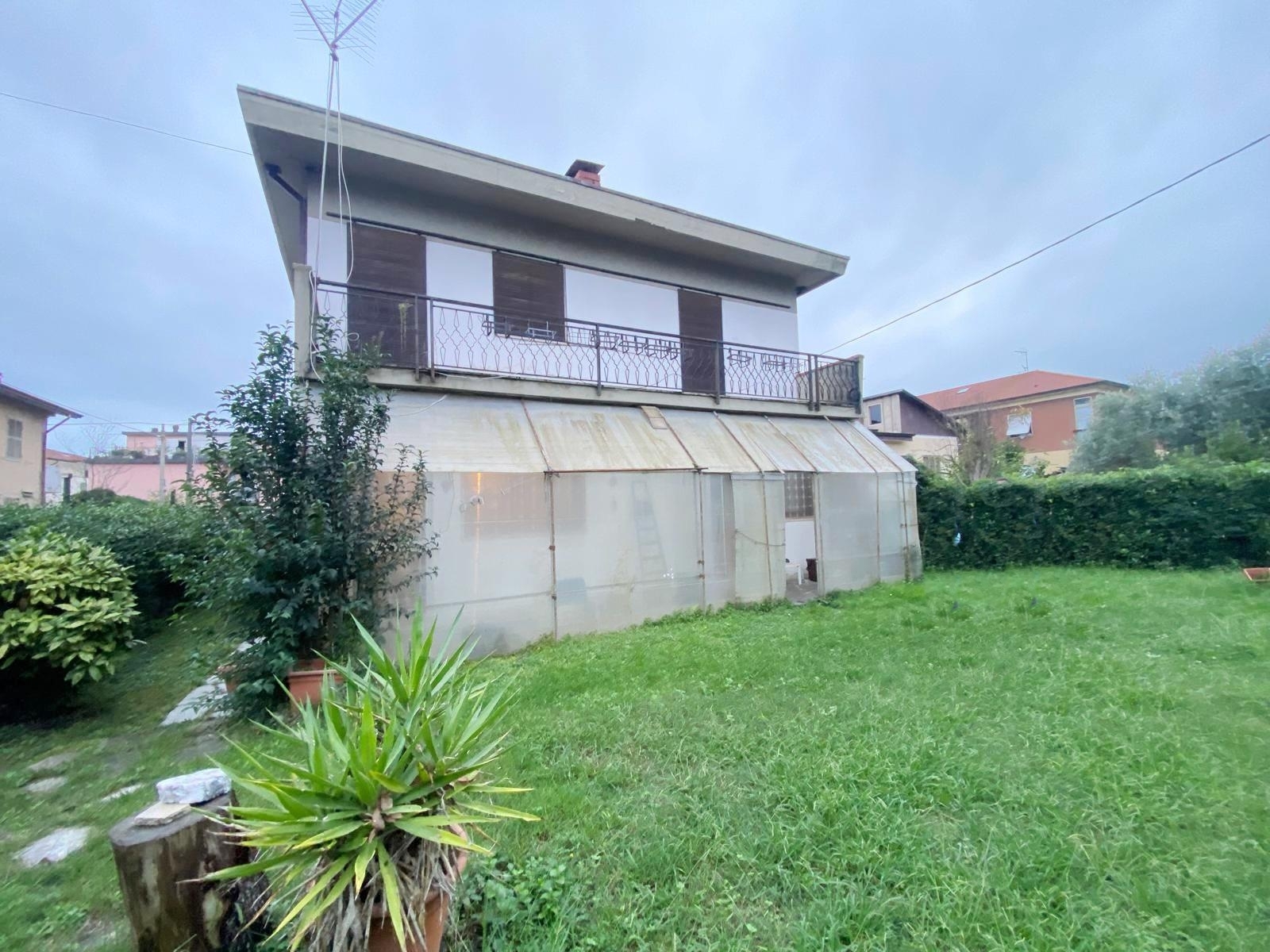 Casa indipendente con giardino in via tresana 14, Carrara