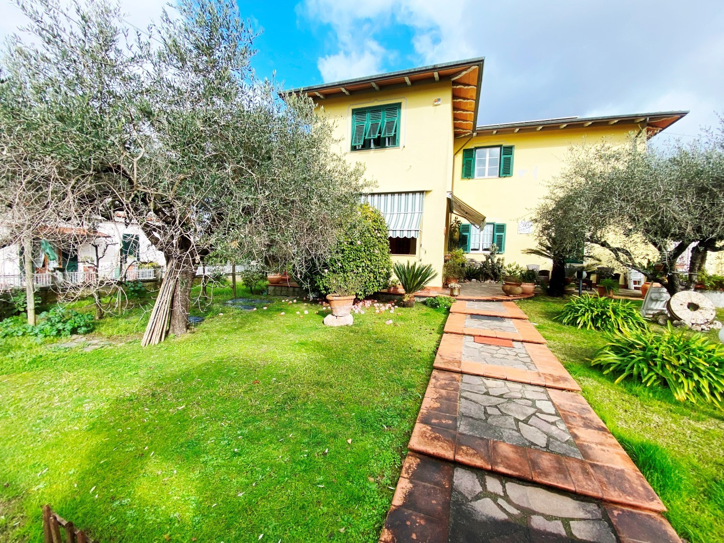 Casa indipendente con giardino in via caffaggiola 29, Ortonovo