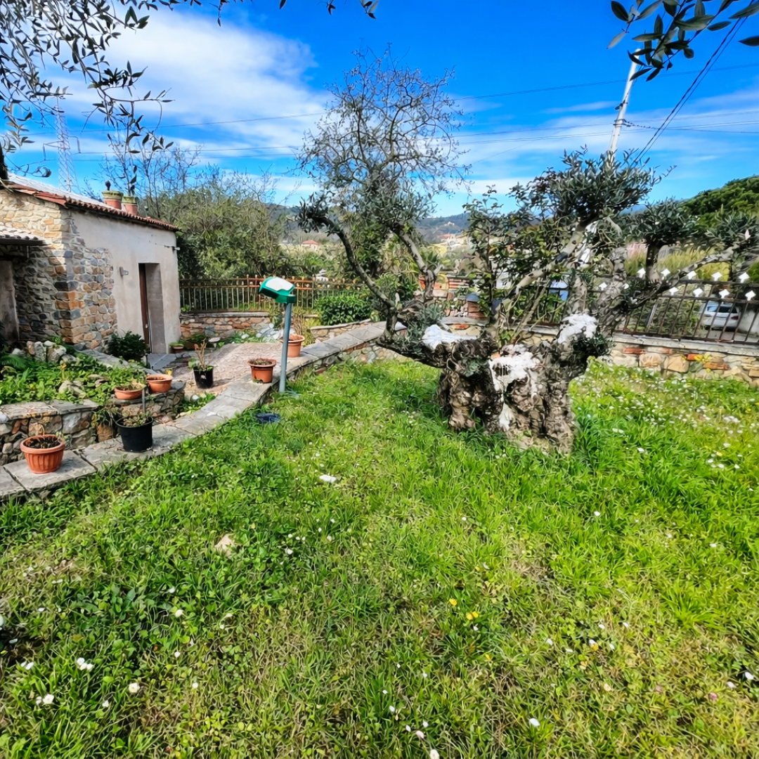 Casa indipendente con giardino in via sarzanello 170, Sarzana