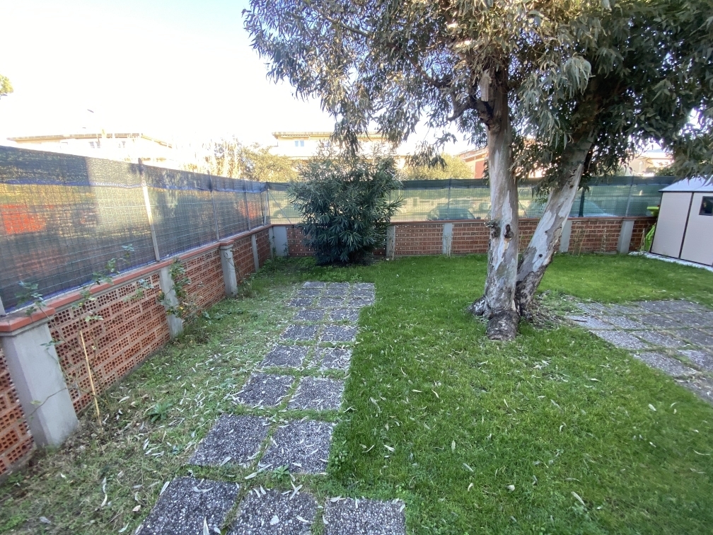 Casa indipendente con giardino in viale giovanni da verrazzano 17, Carrara