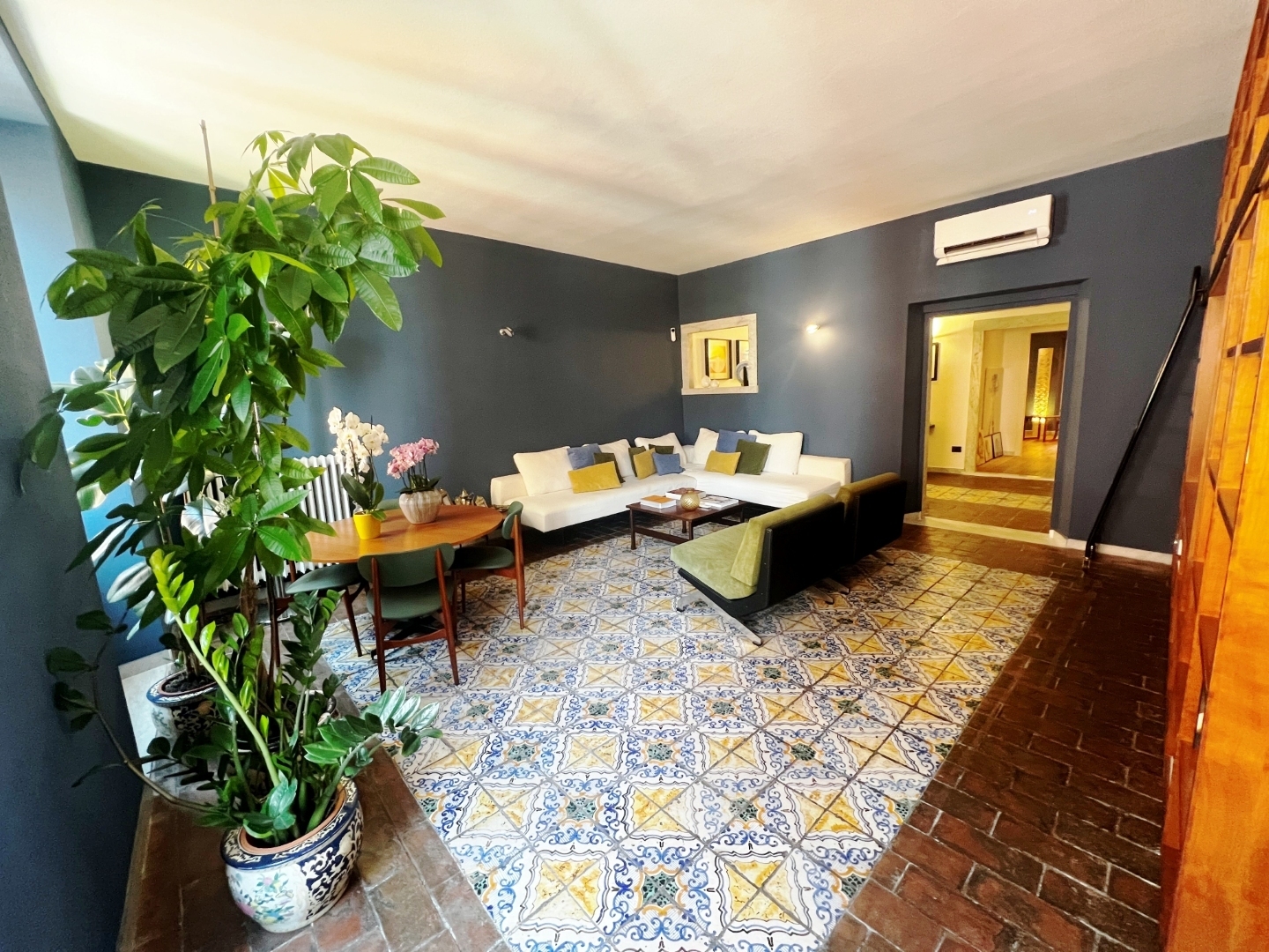 Appartamento con terrazzi in piazza accademia 2b, Carrara