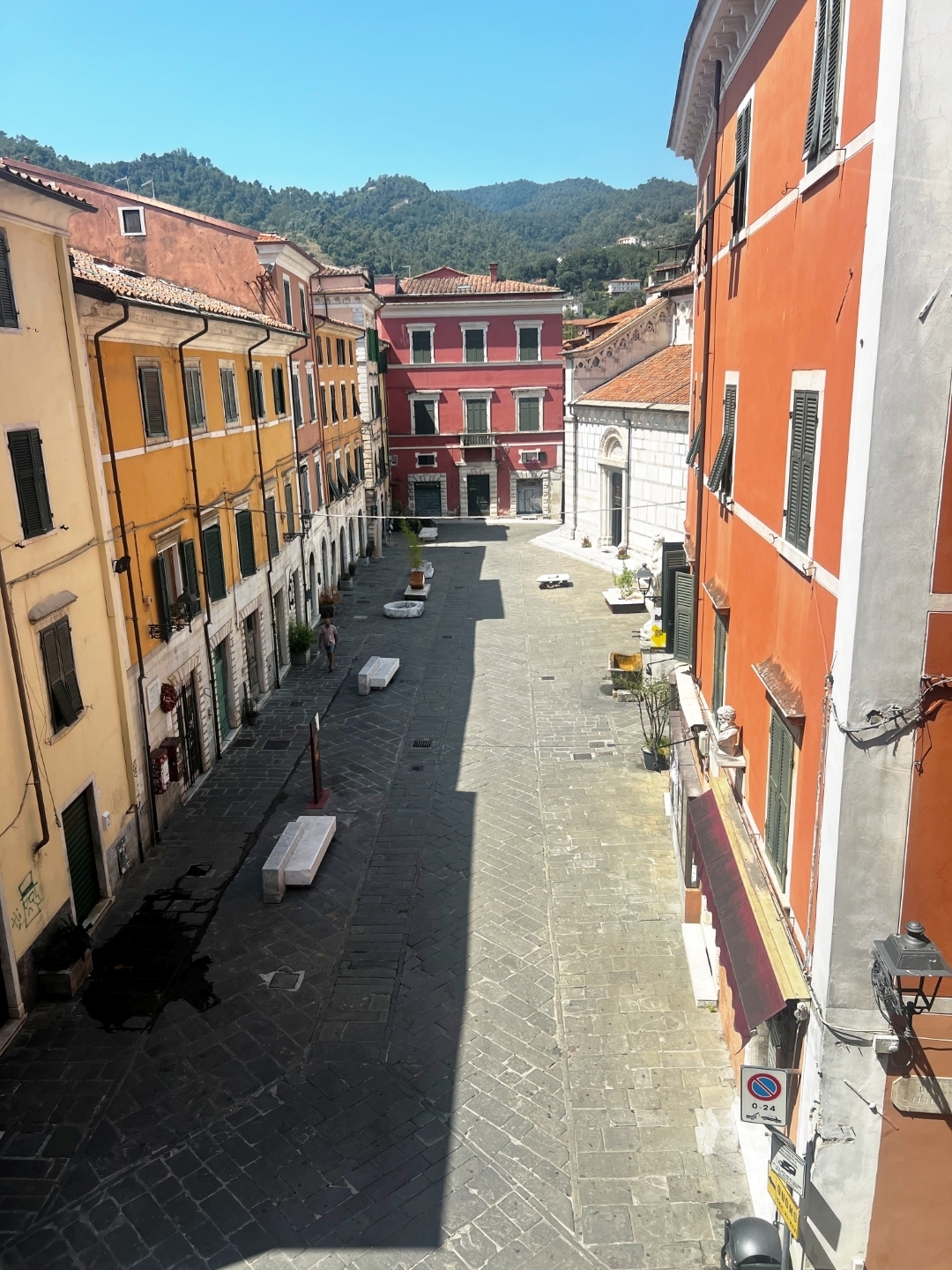 Appartamento con terrazzi in piazza accademia 2b, Carrara