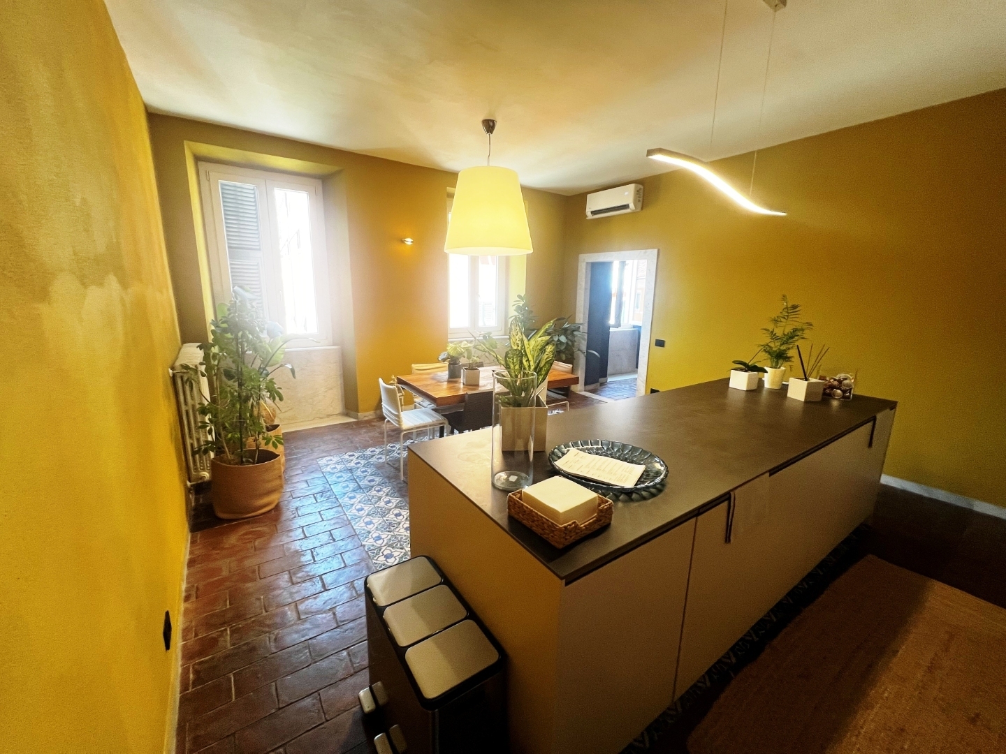 Appartamento con terrazzi in piazza accademia 2b, Carrara