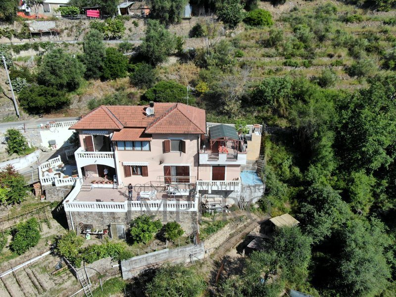 Casa indipendente con giardino in localit castellareto 501, Camporosso