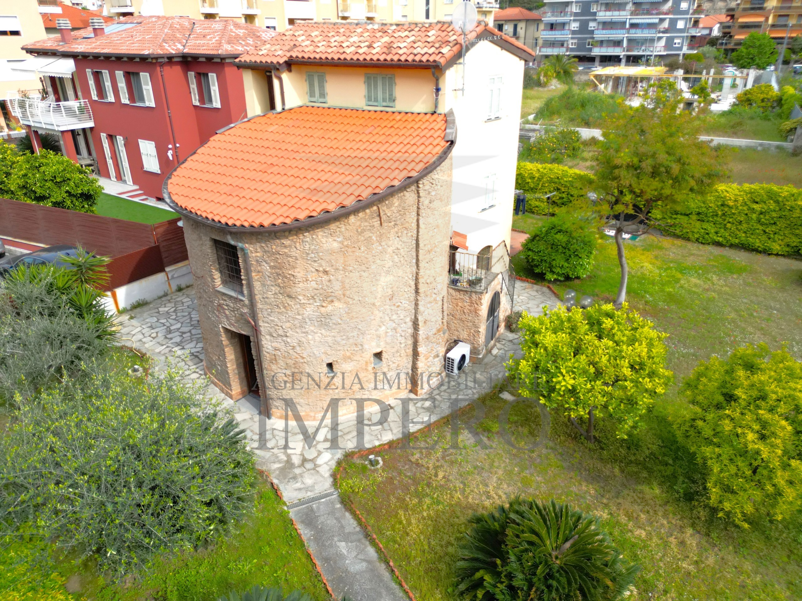 Villa con giardino in via asse, Ventimiglia