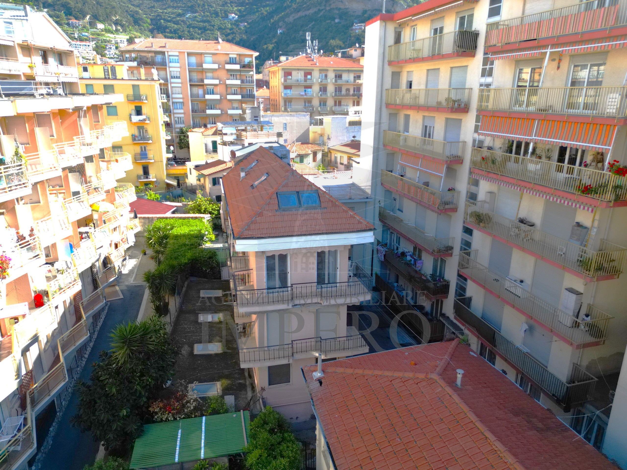 Trilocale con terrazzo in passeggiata g. oberdan 44, Ventimiglia