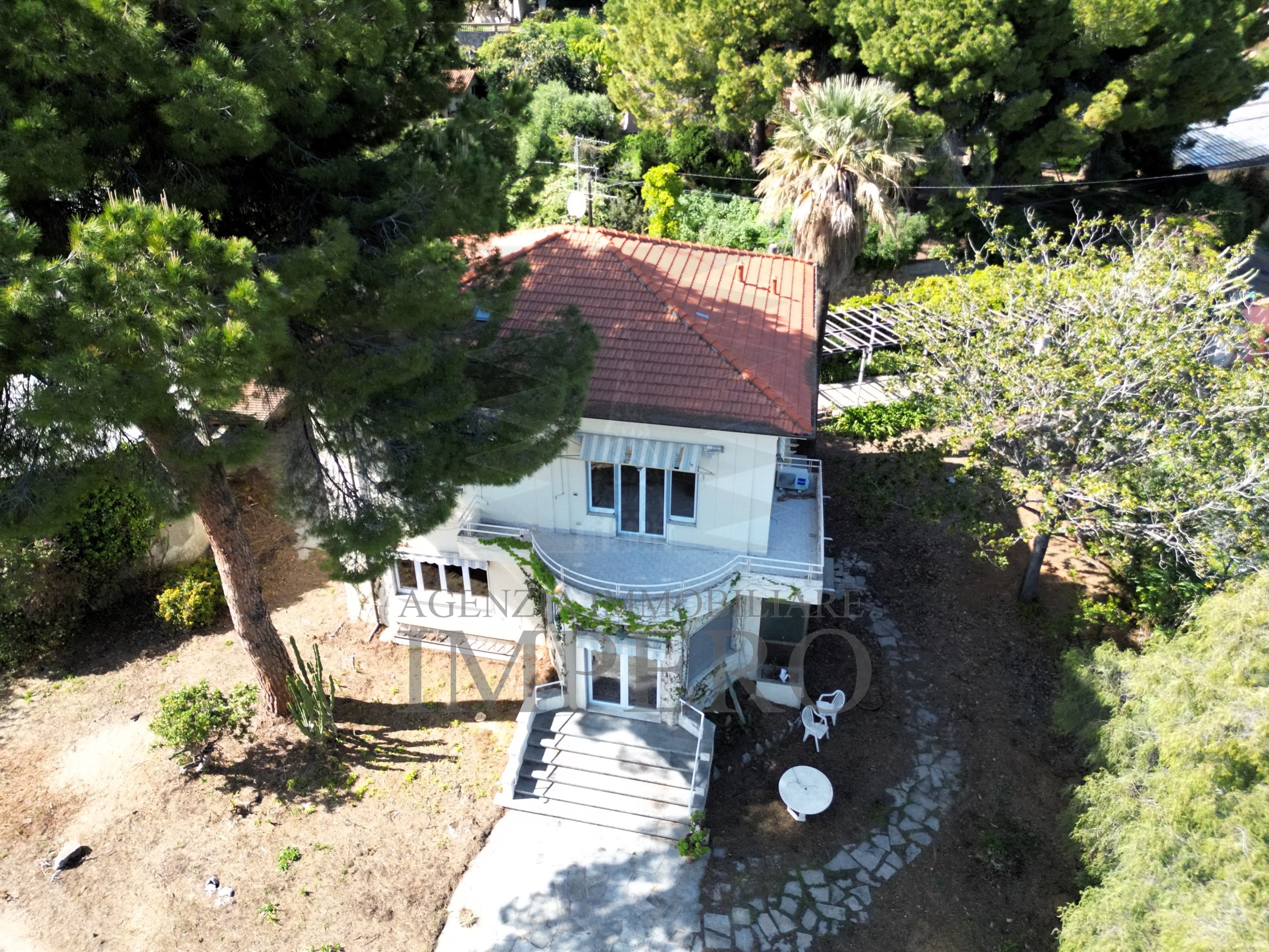 Villa con giardino in via m.buonarroti 8a, Ventimiglia