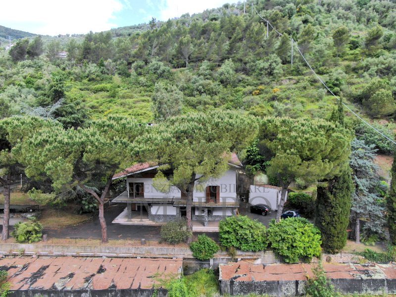 Villa con giardino in via roma 145, Isolabona