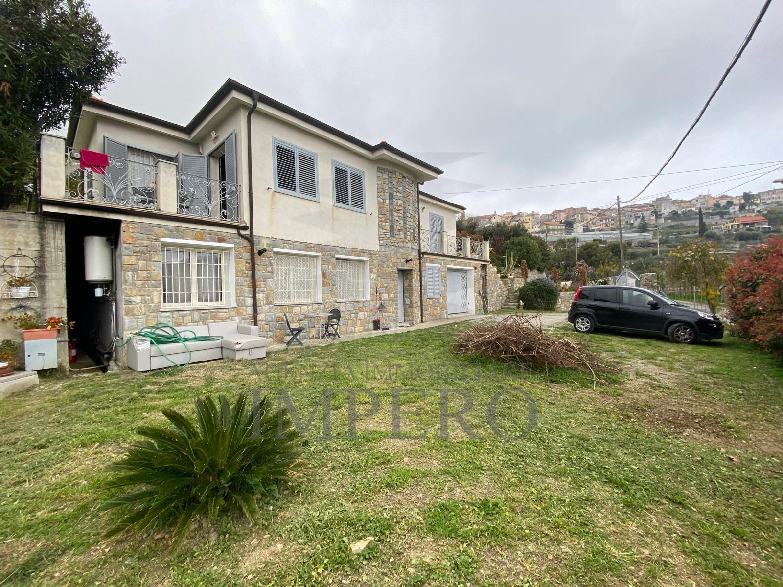 Villa con giardino in strada ospedaletti 52, Ospedaletti