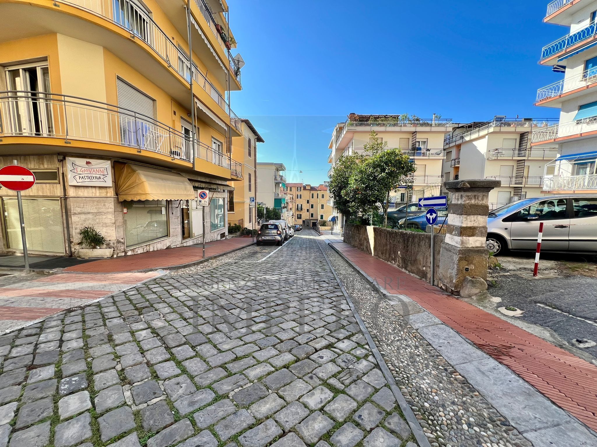 Magazzino in vendita in via jean jonquiere 25, Ospedaletti