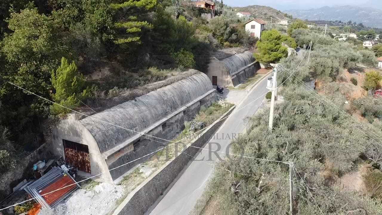 Magazzino con giardino in via montefontane, Camporosso