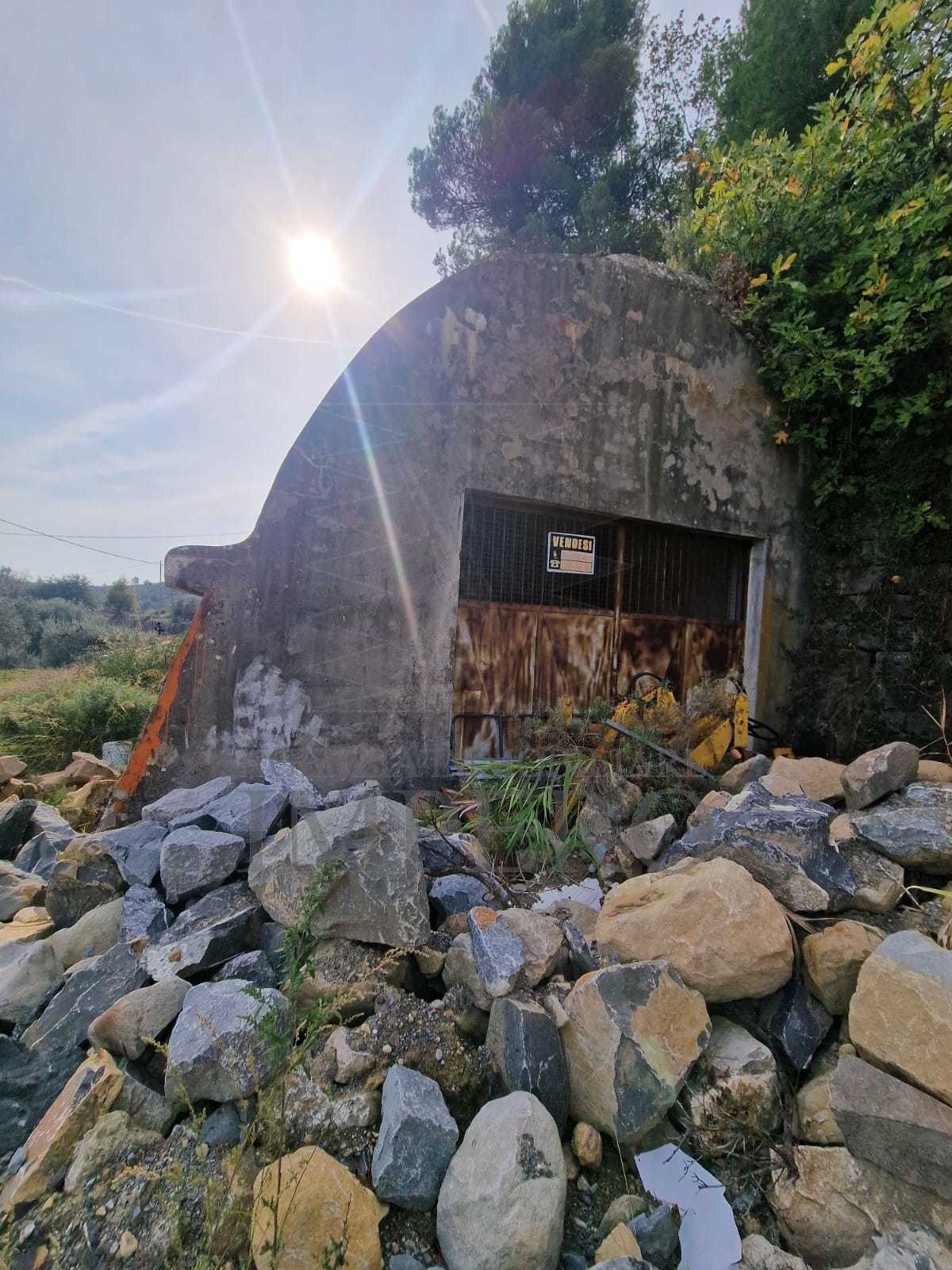Magazzino con giardino in via montefontane 1, Camporosso