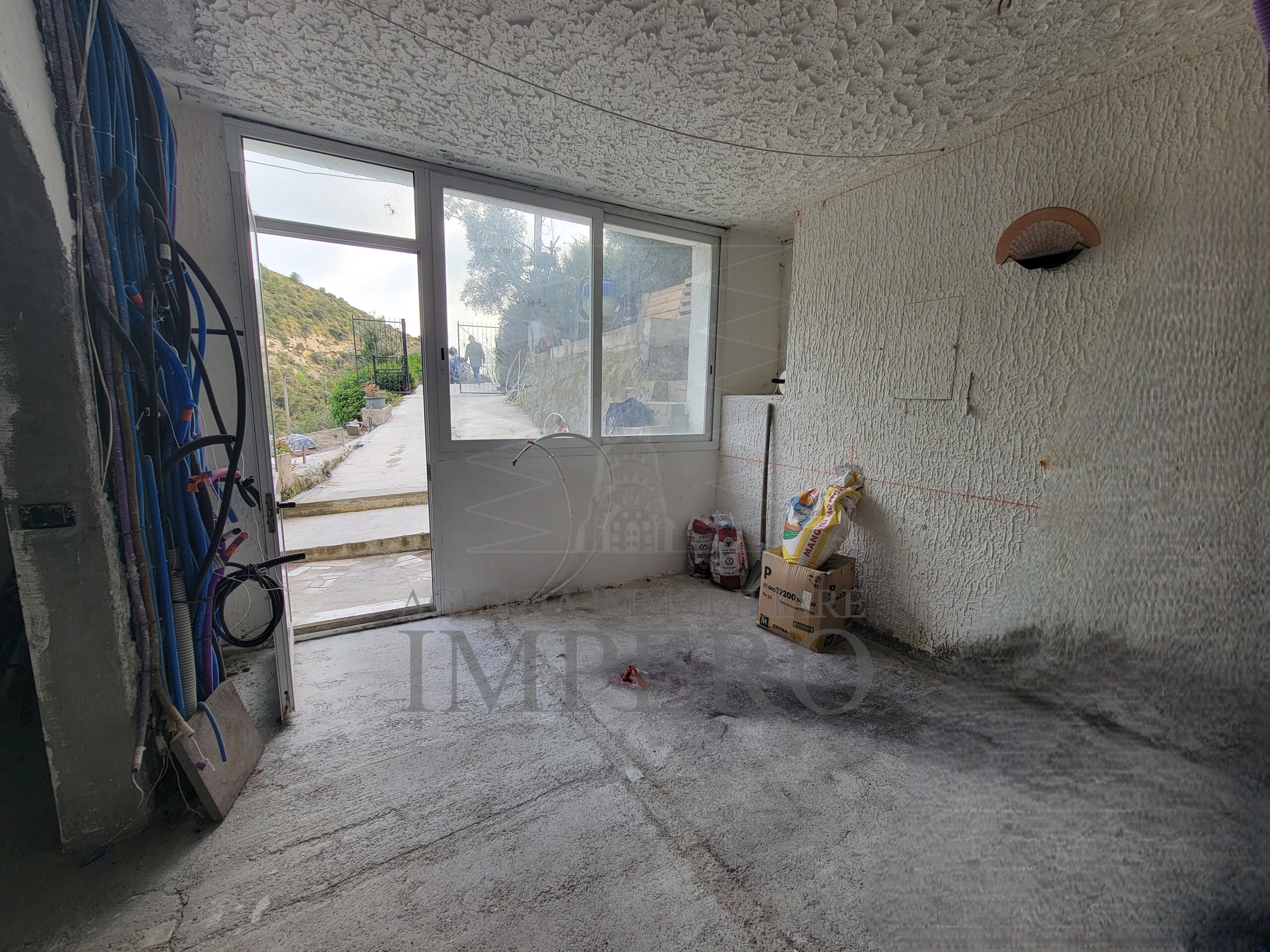 Casa indipendente con terrazzo in strada valloni, Ventimiglia