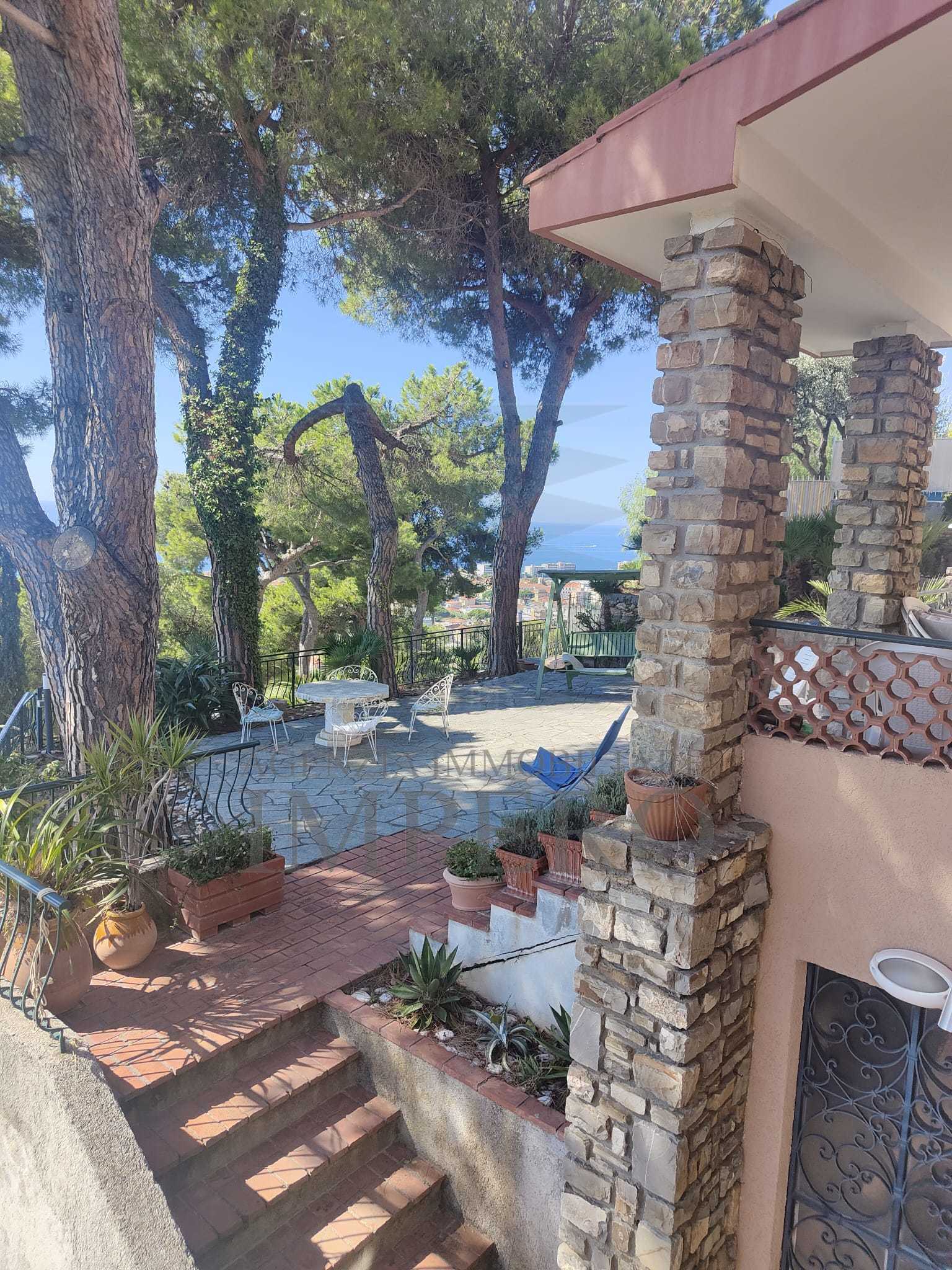 Casa indipendente con giardino in via bellavista, Bordighera