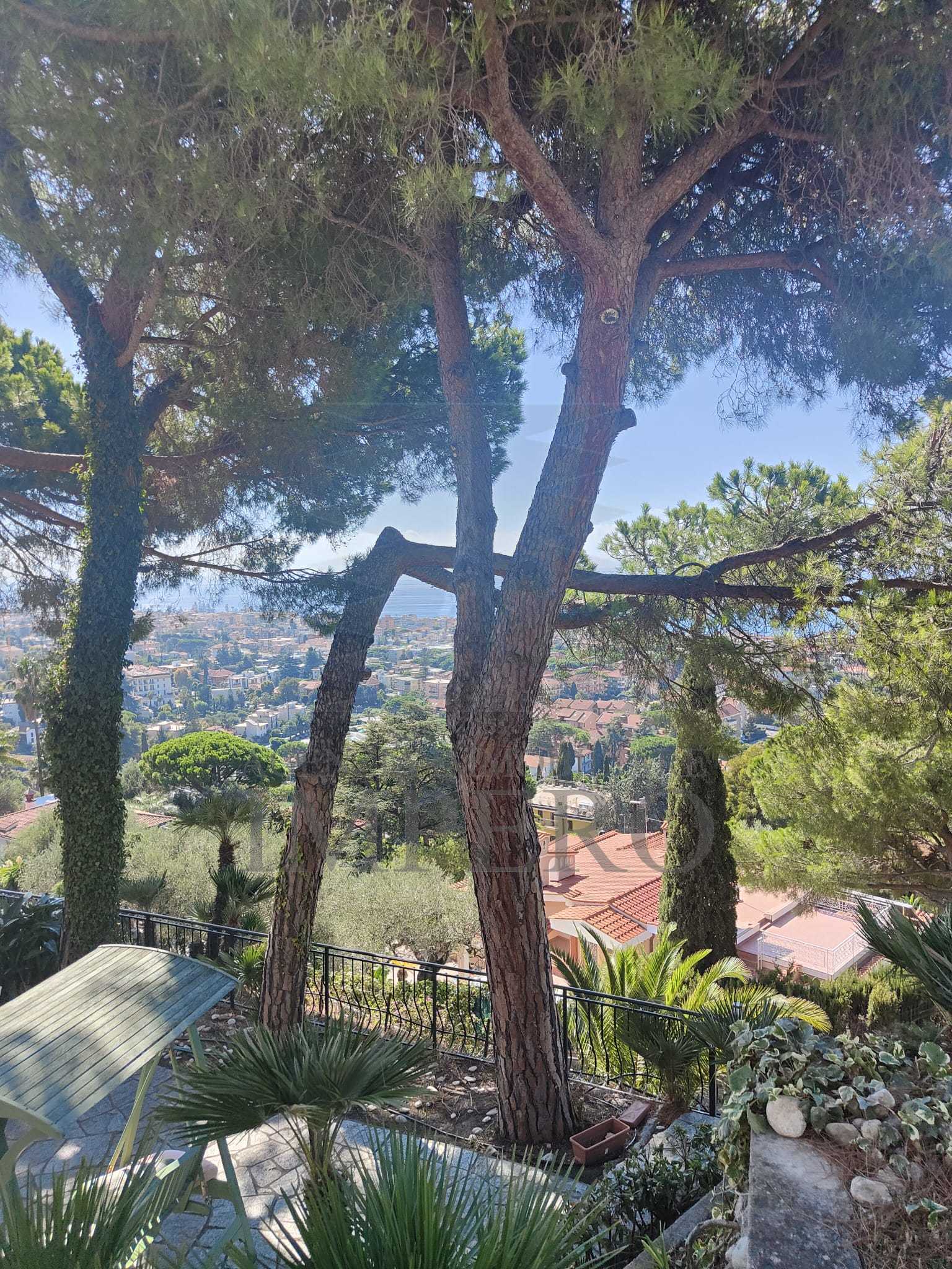 Casa indipendente con giardino in via bellavista, Bordighera