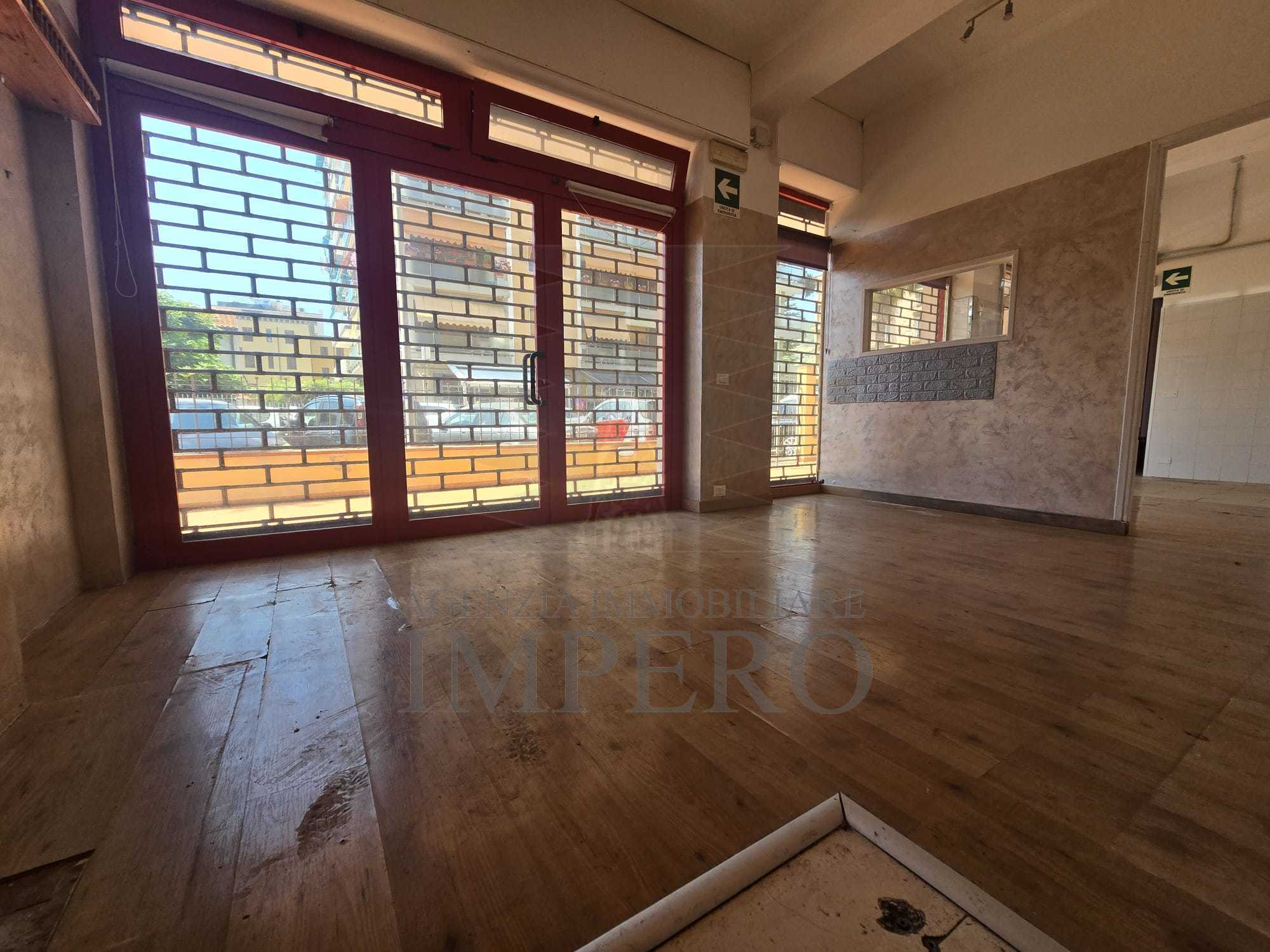 Locale commerciale con terrazzo in via papa giovanni xxiii 1, Ventimiglia