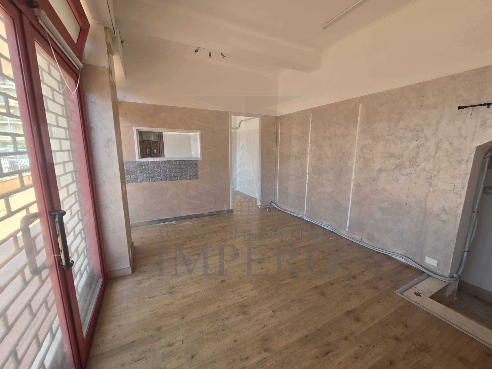 Locale commerciale con terrazzo in via papa giovanni xxiii 1, Ventimiglia