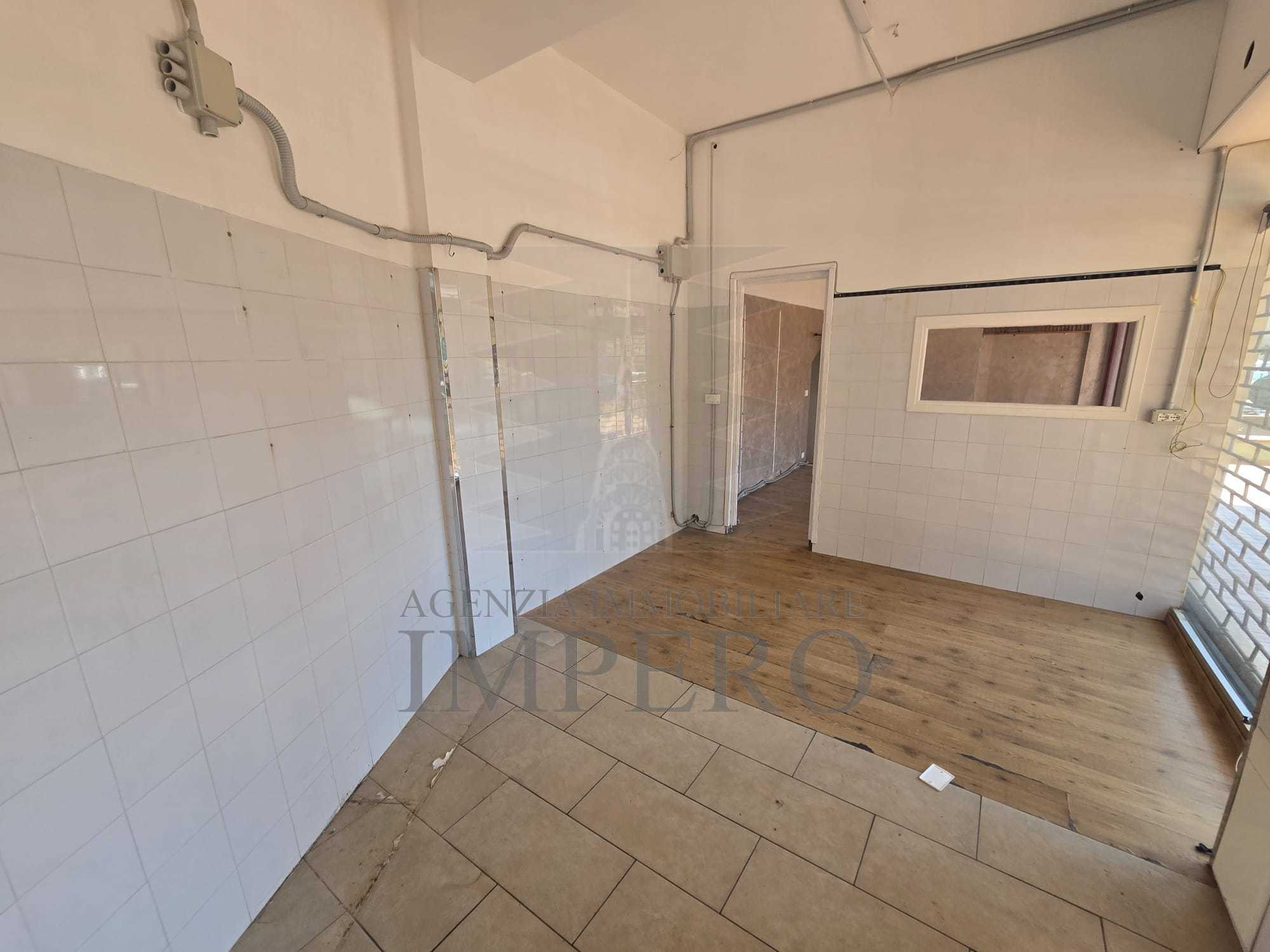 Locale commerciale con terrazzo in via papa giovanni xxiii 1, Ventimiglia