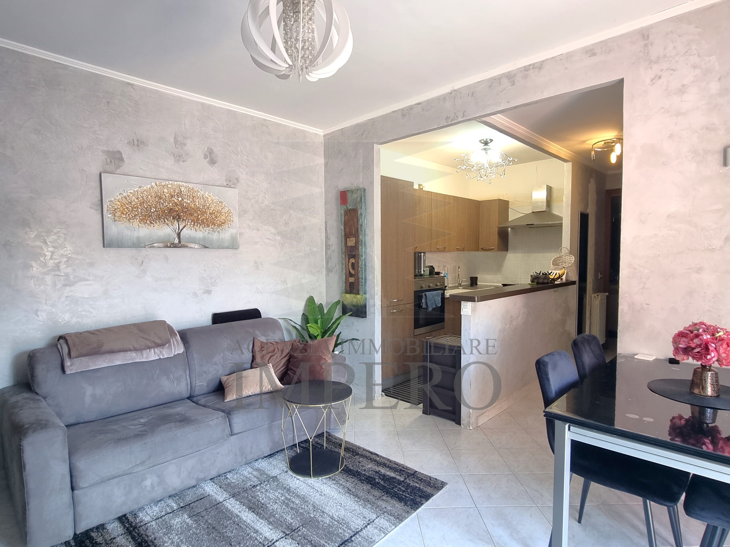 Trilocale con terrazzo in corso limone piemonte 112, Ventimiglia