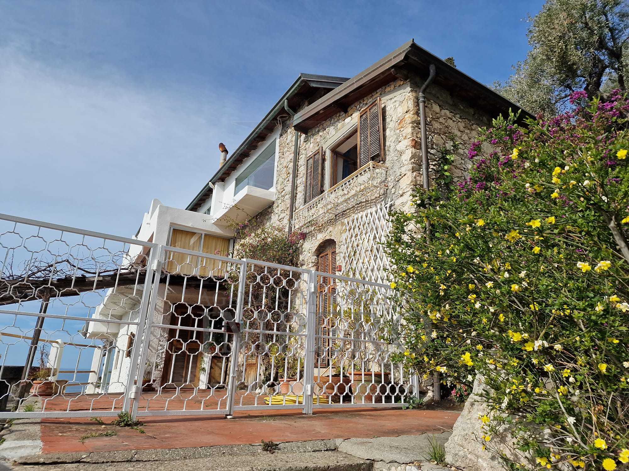 Villa con giardino in corso mentone 2, Ventimiglia