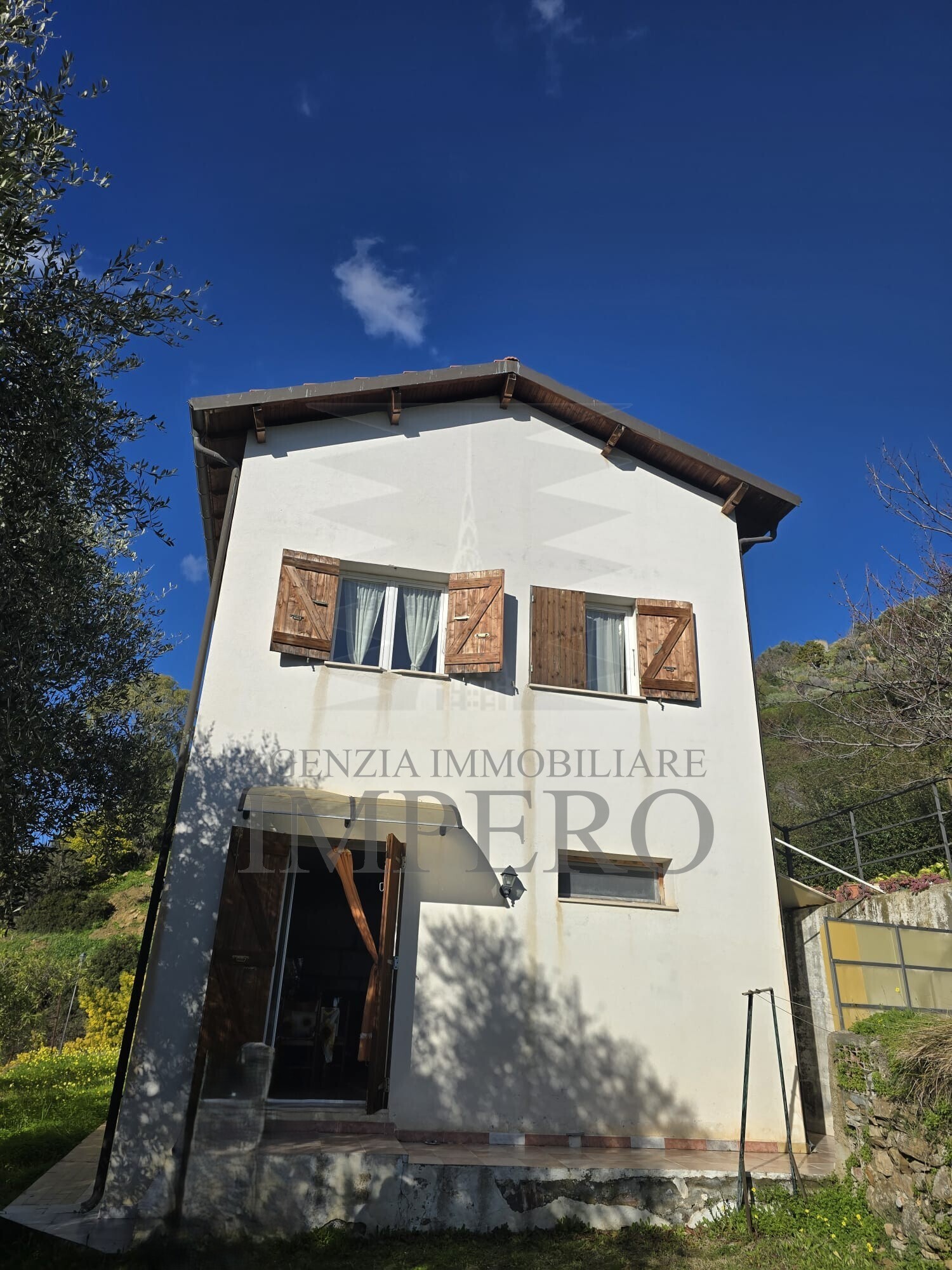 Villa con giardino in frazione carletti snc, Ventimiglia