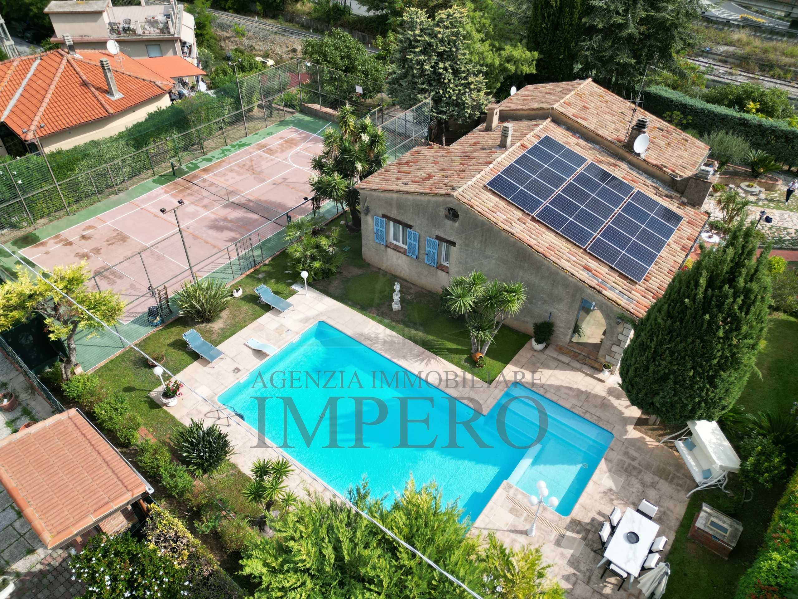 Villa con giardino in via gallardi 63, Ventimiglia