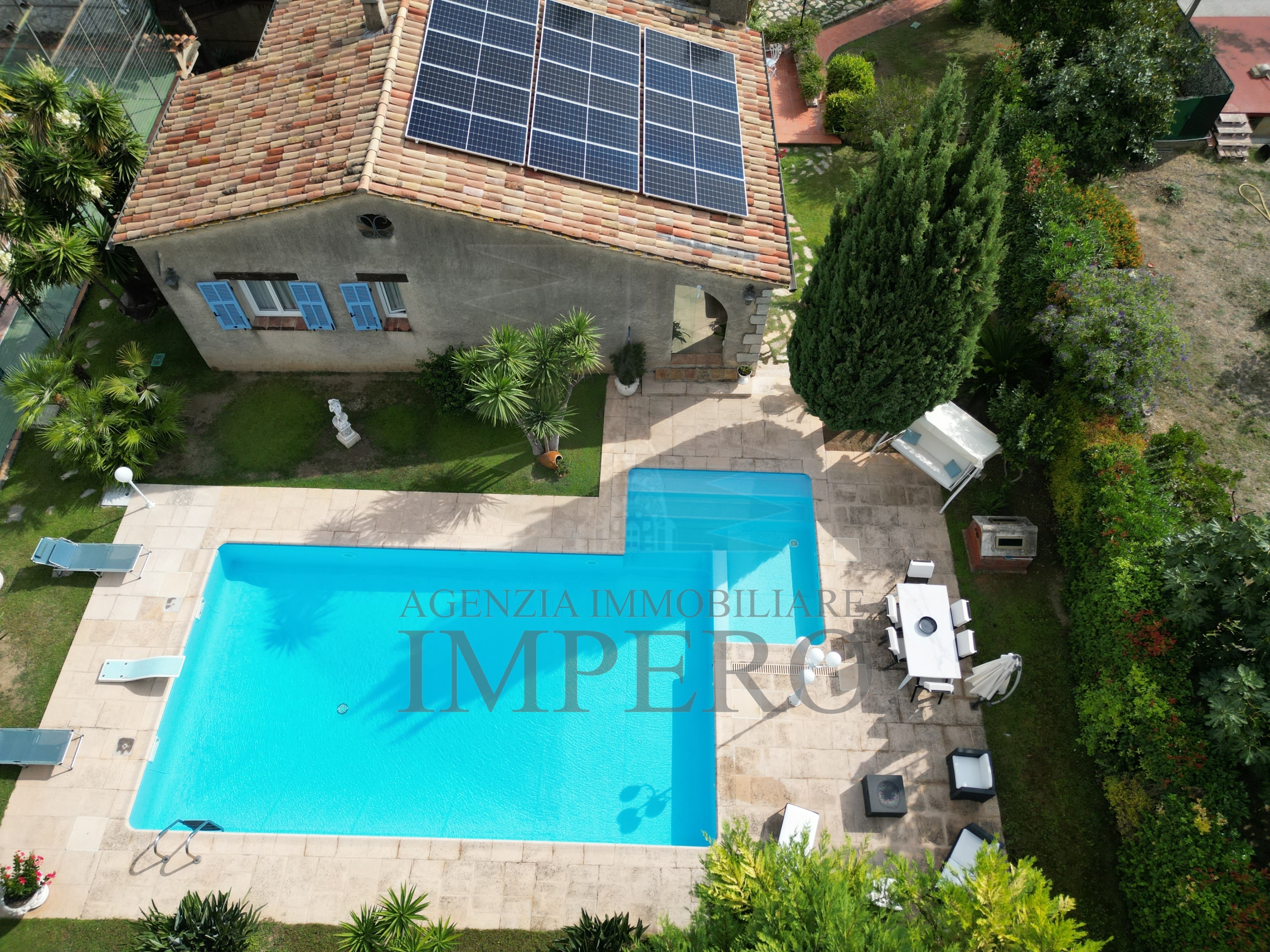 Villa con giardino in via gallardi 63, Ventimiglia