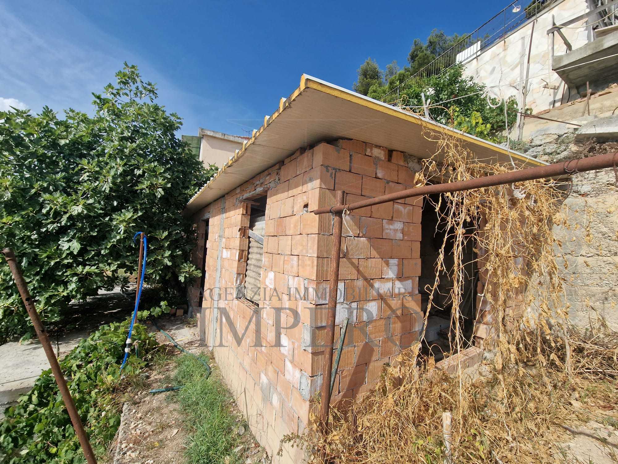 Magazzino da ristrutturare in via maule, Ventimiglia