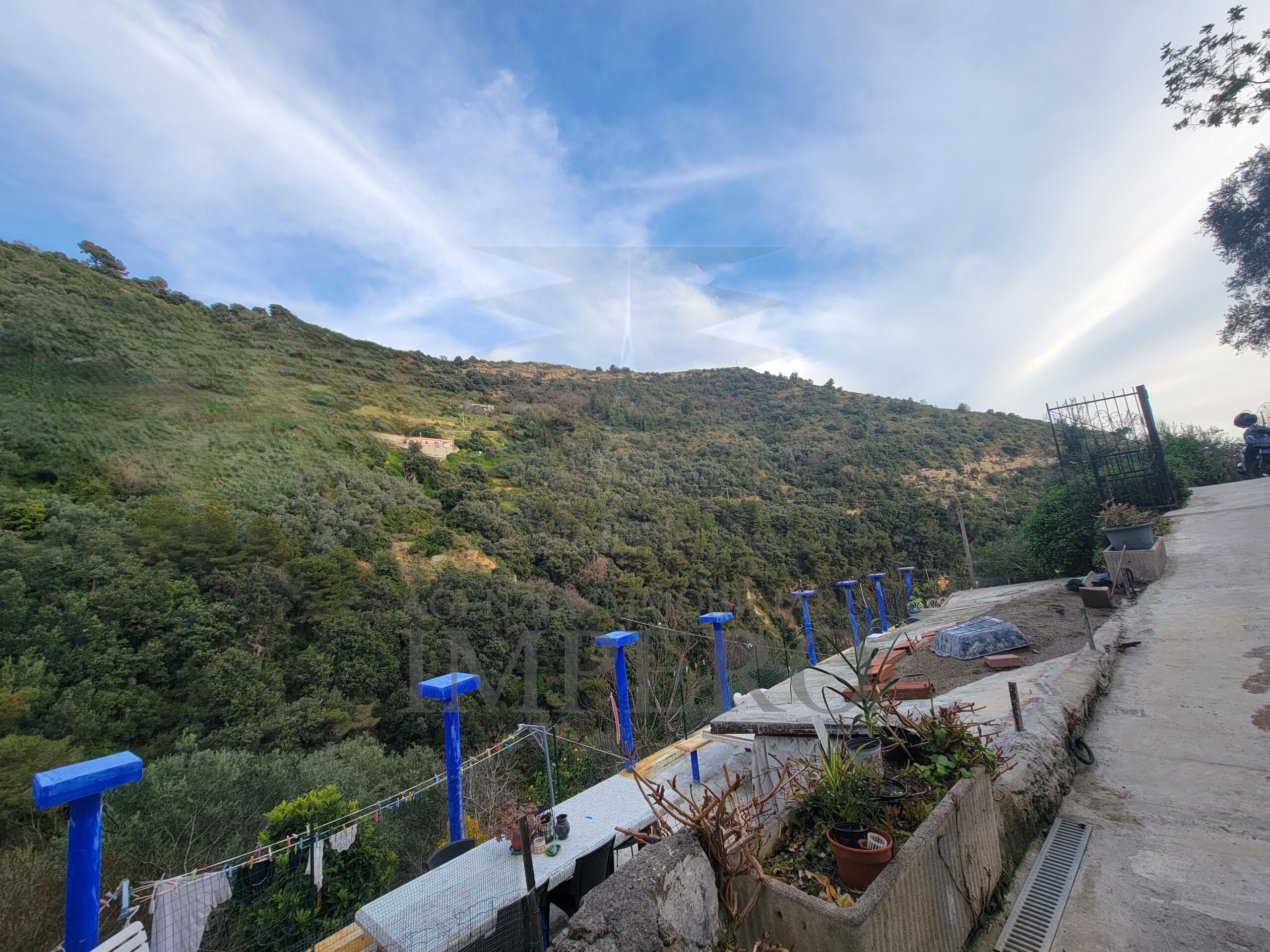 Casa indipendente con terrazzo in strada valloni, Ventimiglia