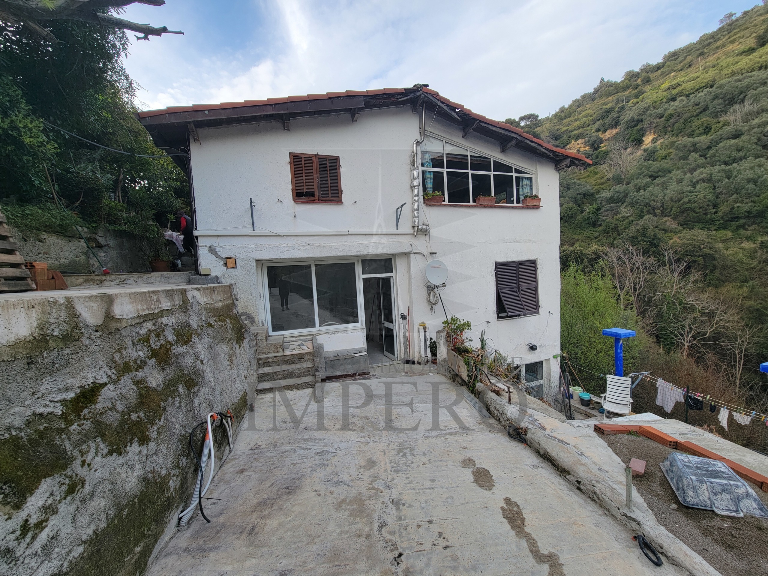 Casa indipendente con terrazzo in strada valloni, Ventimiglia