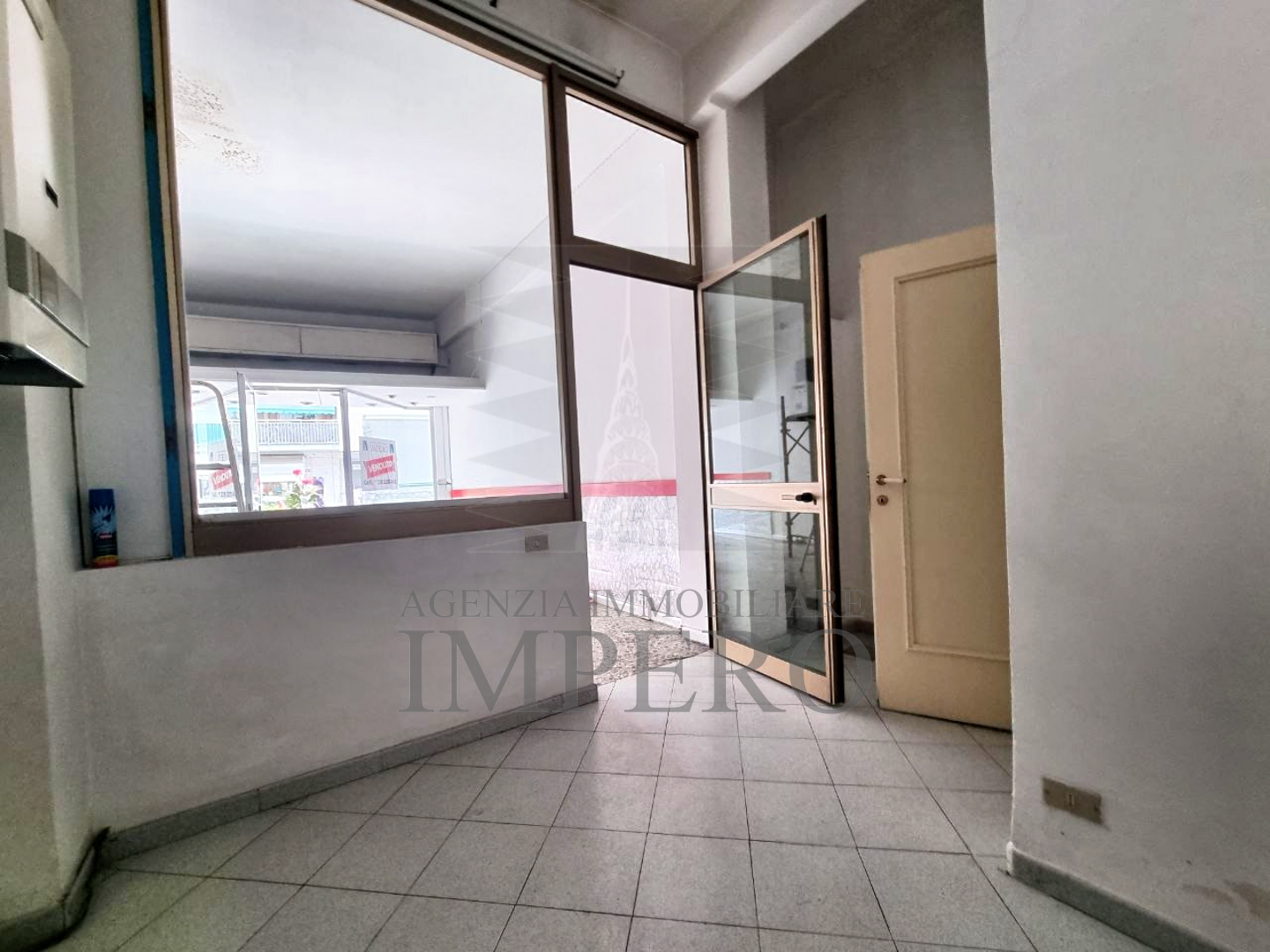 Locale commerciale a basso consumo in via colonnello aprosio 102, Vallecrosia