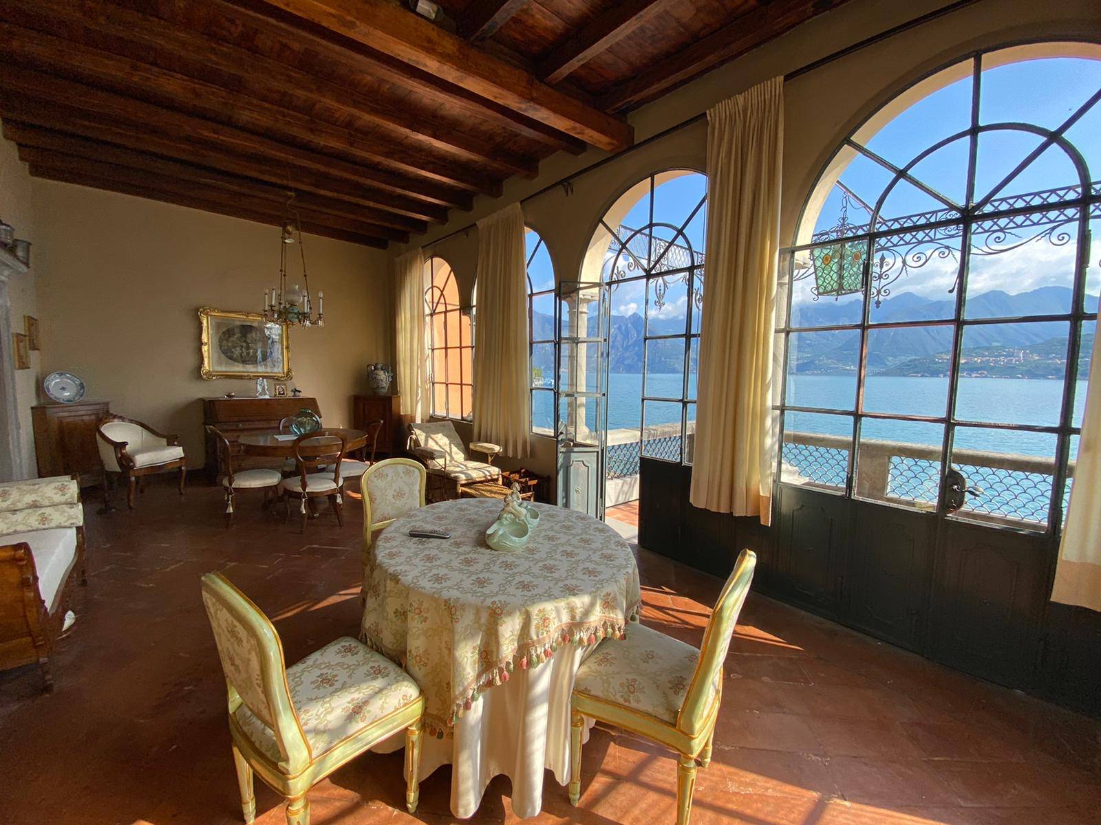 Villa in vendita a Tavernola Bergamasca