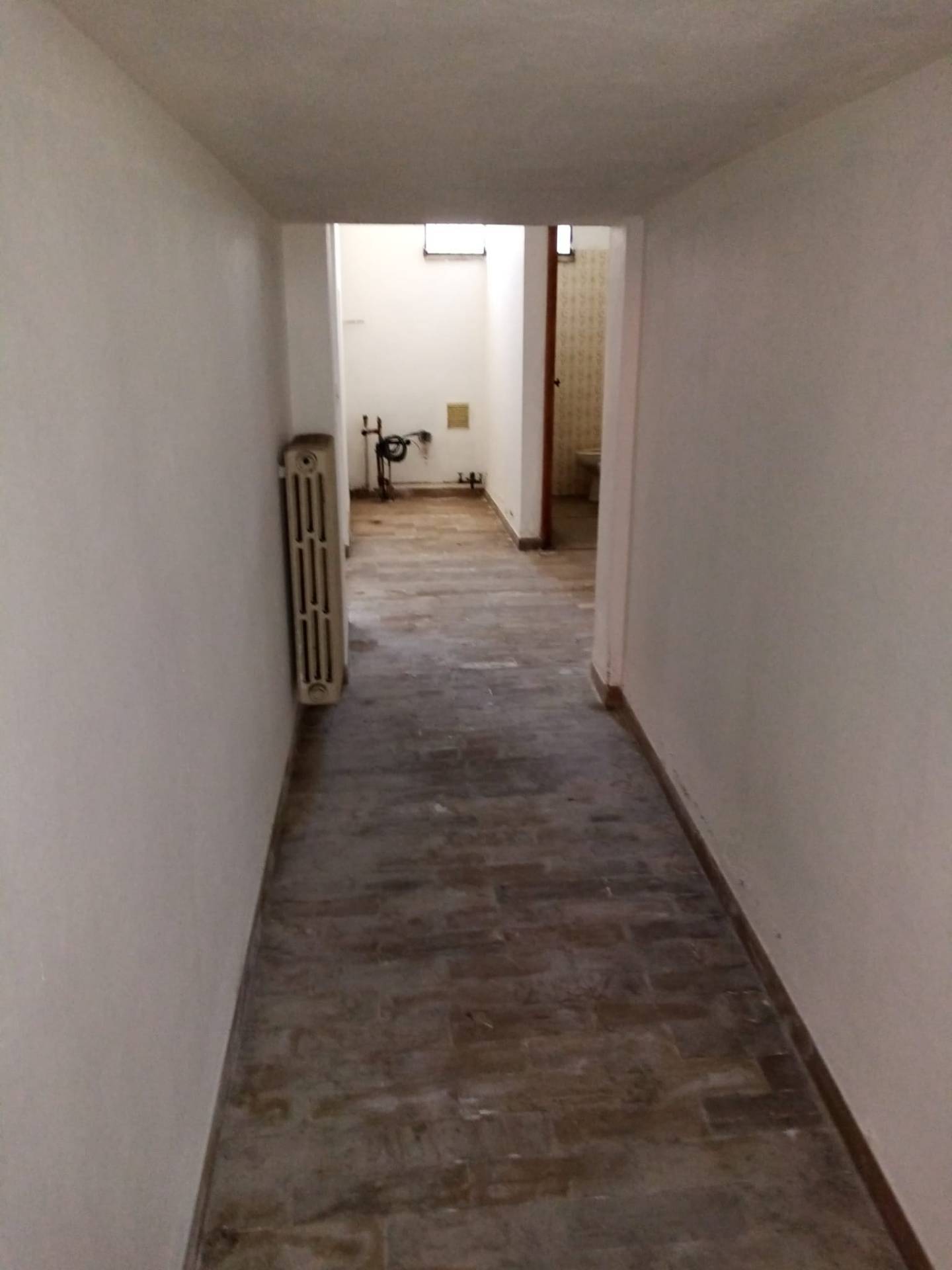 Locale commerciale in vendita a Lugo, centro